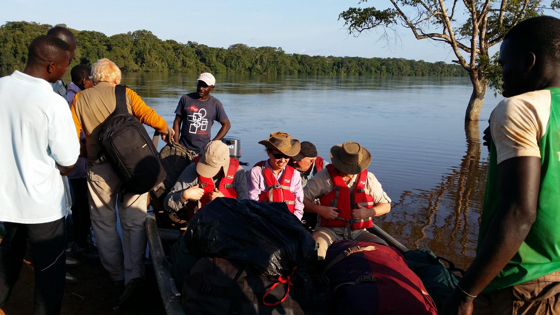 Couple se détendant sur une plage pendant des vacances organisées par une agence de voyage au Cameroun