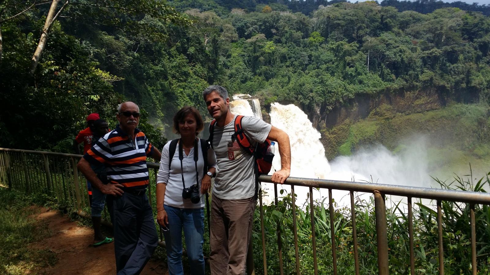 Groupe de voyageurs en visite guidée dans une destination panoramique au Cameroun et en Afrique